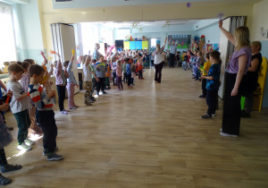 dzieci śpiewają i machają