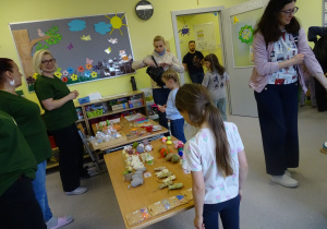 dzieci i rodzice oglądają wielkanocne ozdoby