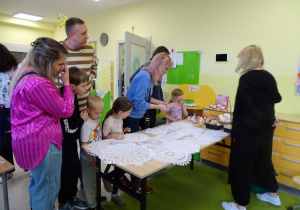 rodzice oglądają rękodzieło pani Jadzi