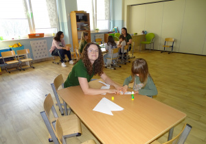 dziewczynka składa koszyczek