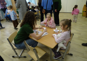 dziewczynki składają koszyczek