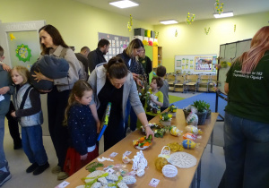 dzieci i rodzice oglądają ozdoby