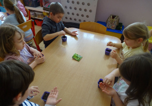 dzieci wysiewają szpinak