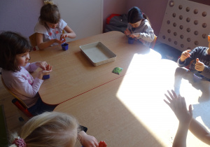 dzieci wysiewają rukolę