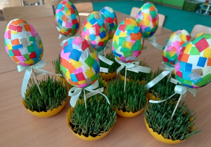 Doniczki z owsem i ozdobnym jajkiem