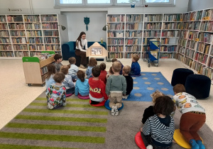 Dzieci oglądają teatrzyk kamishibai