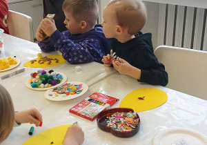 Dzieci ozdabiają papierowe jajka