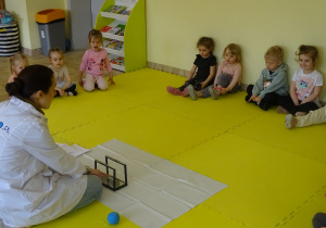 prowadząca omawia działanie wahadła Newtona