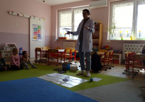 dzieci obserwują spadające kartki