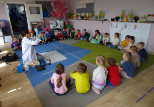 dzieci patrzą na prowadzącą zajęcia