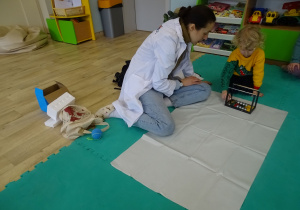 dziewczynka wprawia w ruch wahadło Newtona