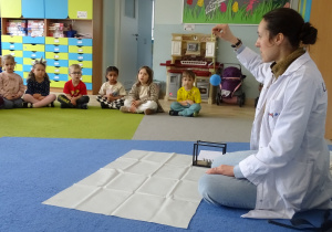 Pani trzyma piłkę na sznurku