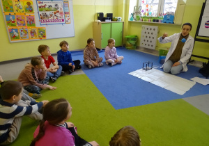 dzieci obserwują ruch piłki