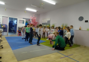 dziewczynka przeskakuje przez przesszkodę