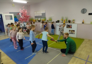 chłopiec przygotowuje się do skoku