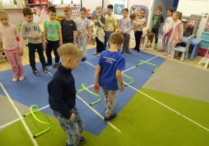 chłopcy pokonują tor przeszkód