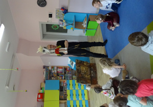Aktor prezentuje dzieciom jawajkę-Koziołek Matołek