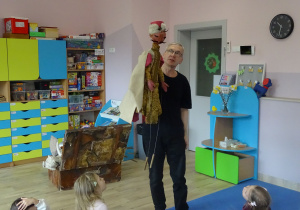 Aktor prezentuje dzieciom jawajkę- szlachcic