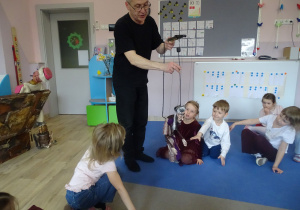 Pan Paweł opowiada dzieciom o mechanizmach marionetki