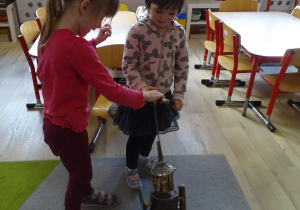 dziewczynki trzymają marionetkę