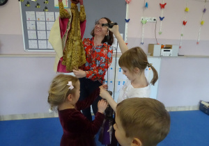 dzieci i nauczycielka animują lalkami