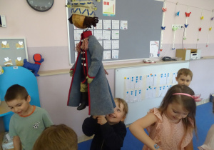 dziewczynka trzma kukłę