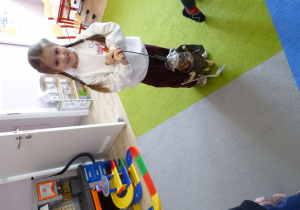 dziewczynka trzyma marionetkę