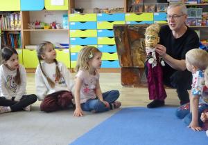 dzieci patrzą na pacynkę