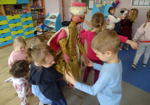 dziewczynka i chłopiec animują jawajką