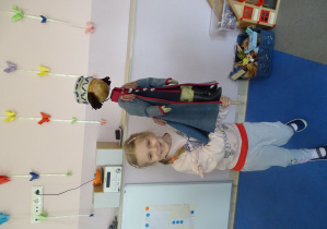 dziewczynka trzyma kukłę