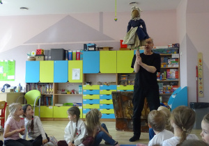 Pan Paweł prezentuje dzieciom kukłę z 1973 roku