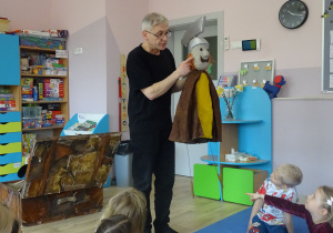 Aktor prezentuje dzieciom jawajkę- rycerz