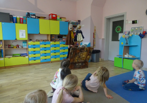 dzieci patrzą na lalki