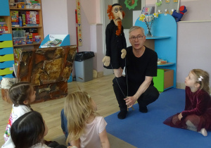 Pan Paweł pokazuje dzieciom jawajkę