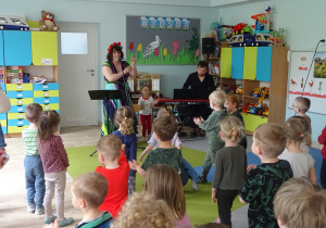 Dzieci tańczą na dywanie