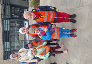 Dzieci stoją i czekają na autobus