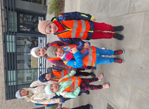 Grupa Maki w Łazienkach Królewskich w ramach realizacji projektu "Po Warszawie pieszo i na kółkach"