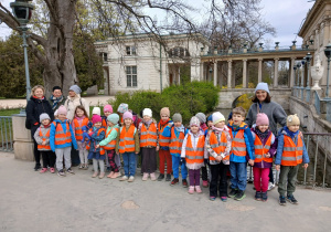 Zdjęcie całej grupy wraz z opiekunami