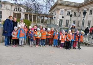 Zdjęcie całej grupy wraz z opiekunami