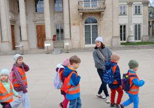 Dzieci idą koło Pałacu na Wyspie