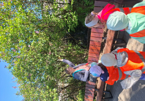 Dzieci patrzą na lilak pospolity