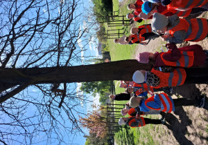 Dzieci obserwują drzewo