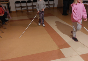 Dzieci poruszają się z pomocą białej laski