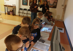 Dzieci w okularach symulujących schorzenia oczu