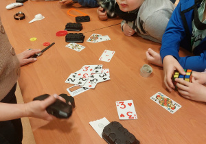 Dzieci oglądają przedmioty, których używają osoby niewidome