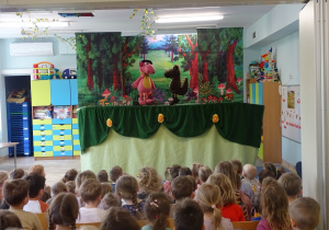 Dzieci oglądają przedstawienie