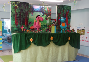 Kolorowe kukiełki na scenie