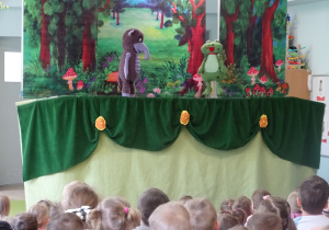 Przedszkolaki oglądają kukiełki