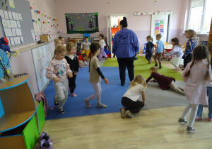 Dzieci ćwiczą na dywanie