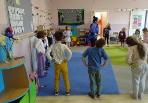 Przedszkolaki wykonują rozgrzewkę